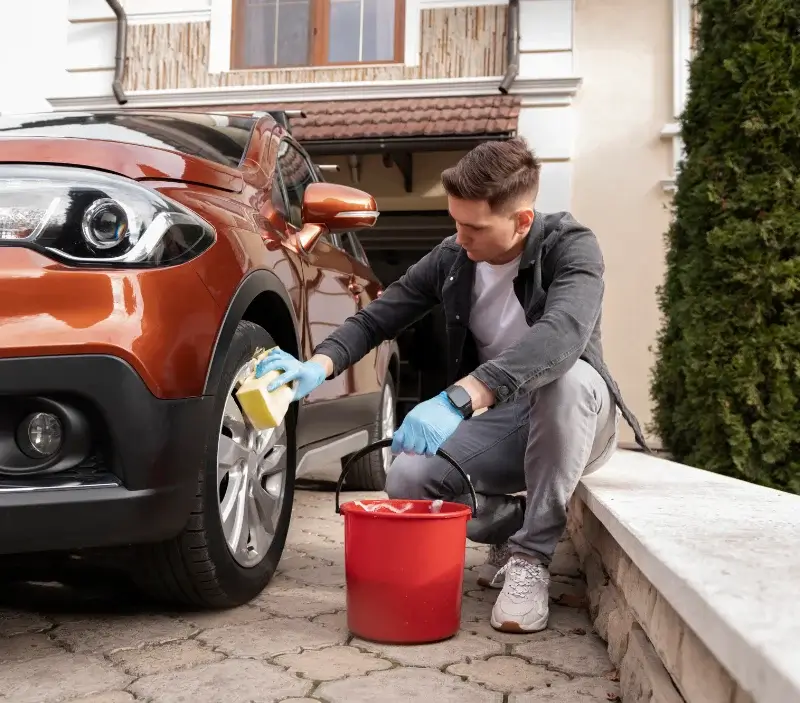 Lavage auto à domicile Vovray-en-Bornes : professionnel intervenant sur un véhicule